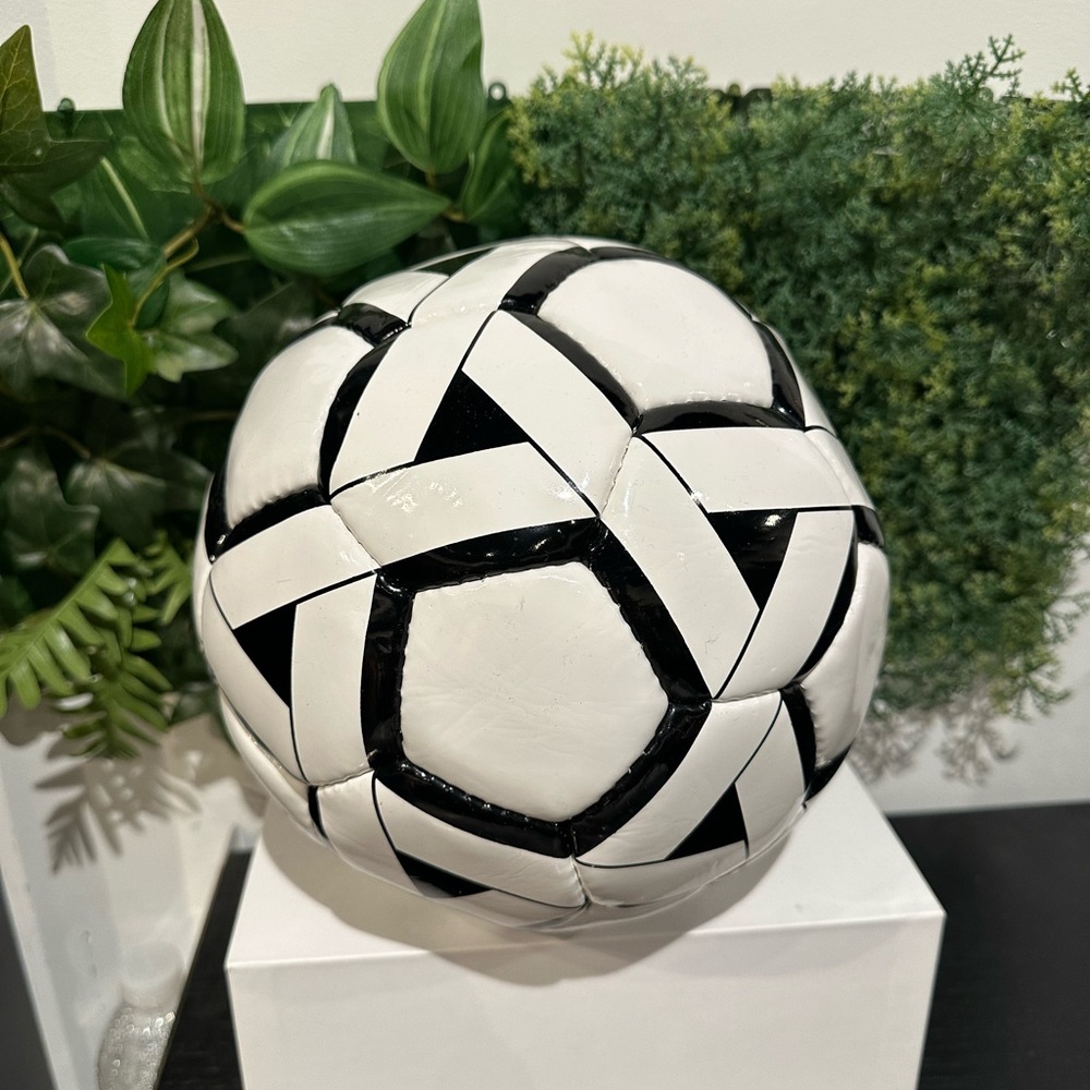 & Other Stories Black and White Abstract Sculpture